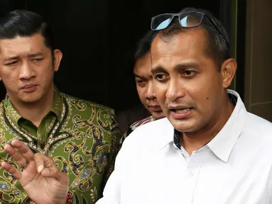 Wakil Menteri Hukum dan HAM (Wamenkumham) Edward Omar Sharif Hiariej (tengah) menjawab pertanyaan wartawan usai memberikan klarifikasi di Gedung Merah Putih KPK, Jakarta, Senin (23/3/2023). (Liputan6.com/Herman Zakharia)
