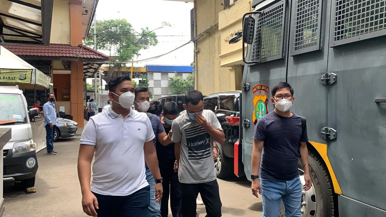 Seorang Sopir truk berusaha mengelabuhi Satuan Reserse Narkoba Polres Metro Jakarta Barat ketika mengantarkan ganja ke Jakarta.