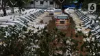 Kondisi dan suasana Pool Taksi Express di kawasan Tanah Kusir yang terendam banjir, Jakarta, Rabu (1/1/2020). Hujan yang terus mengguyur Jakarta sejak Selasa sore (31/12/2019) mengakibatkan banjir di sejumlah titik di Jakarta. (Liputan6.com/Johan Tallo)