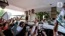 Ketua Umum Partai Gerindra Prabowo Subianto menyapa para relawan usai menghadiri acara peresmian rumah pemenangan relawan di Menteng, Jakarta, Selasa (15/8/2023).   (Liputan6.com/Faizal Fanani)