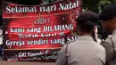 Sebuah spanduk ucapan Natal dibentangkan para jemaat HKBP Filadelfia dan GKI Yasmin saat merayakan ibadah di depan Istana Merdeka Jakarta, Kamis (25/12/2014). (Liputan6.com/Faizal Fanani)