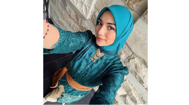 Pesona Citra Kirana dalam kebaya brokat hijau toska di pernikahan sahabat
