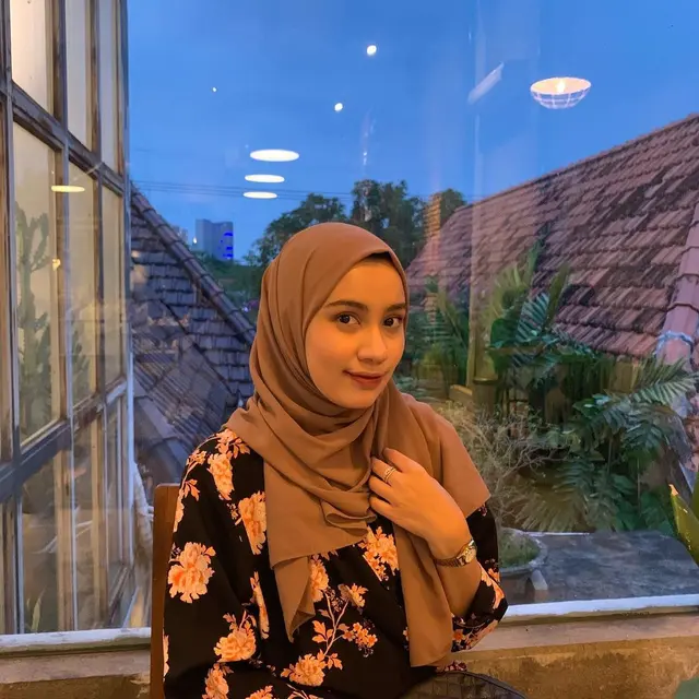 Berprofesi Sebagai Desainer, Ini 6 Potret Amira Karaman Tunangan Reza D’Academy