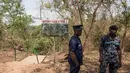 Petugas berjaga di lokasi dekat air terjun Kintampo, Ghana (21/3). Akibat insiden tersebut wisata air terjun ini untuk sementara ditutup. (AFP Photo / Cristina Aldehuela)