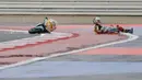Pebalap Moto 3, Juanfran Guevara dari Spanyol jatuh saat balapan balapan San Marino Motorcycle Grand Prix di Sirkuit Marco Simoncelli, San Marino (10/9/2017). (AP/Antonio Calanni)