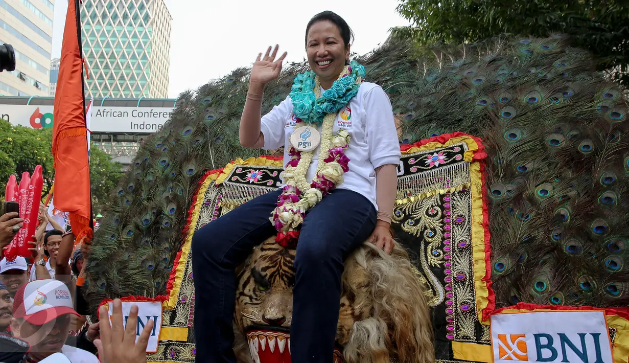 Menteri BUMN Rini Soemarno naik di atas kepala Reog saat pembukaan PORSENI BUMN 2015, Jakarta, Minggu (8/11/2015). Acara ini diharapkan mampu memunculkan bintang-bintang baru di berbagai cabang olah raga dan kesenian. (Liputan6.com/Faizal Fanani)