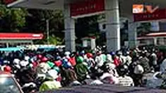 Warga Tarakan, Kaltim, kesulitan mendapat premium dengan harga normal. Pertamina bantah ada kelangkaan premium. 
