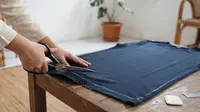 Cara Memotong Kaos Panjang Tanpa Mesin Jahit, Hasil Rapi Tidak Menggulung