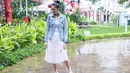 Masih dengan koleksi denimnya. Kali ini Angel memakai jaket denim yang dipadukan dengan skirt dan atasan yang berwarna putih. Style Angel makin enak dilihat karena ia memakai sneakers putih. (Instagram/realangelkaramoy)