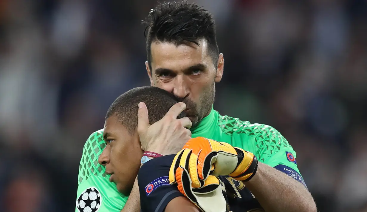 Kiper Juventus, Gianluigi Buffon, mencium striker AS Monaco, Kylian Mbappe. Sebelum dijebol Mbappe, Buffon sudah mencatatkan 600 menit tanpa kebobolan di Liga Champions. (AFP/Valery Hache)