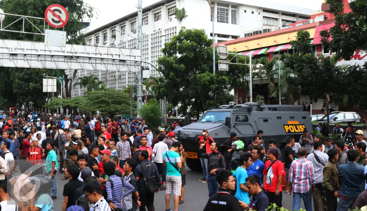 Ratusan warga berkumpul di lokasi tempat pengeboman, Jakarta, Kamis, (14/1/2016). Beberapa ledakan dan suara senjata api terjadi di pusat ibukota Indonesia, Polisi mencurigai seorang melakukan aksi bom bunuh diri. (Liputan6.com/Yudha Gunawan)