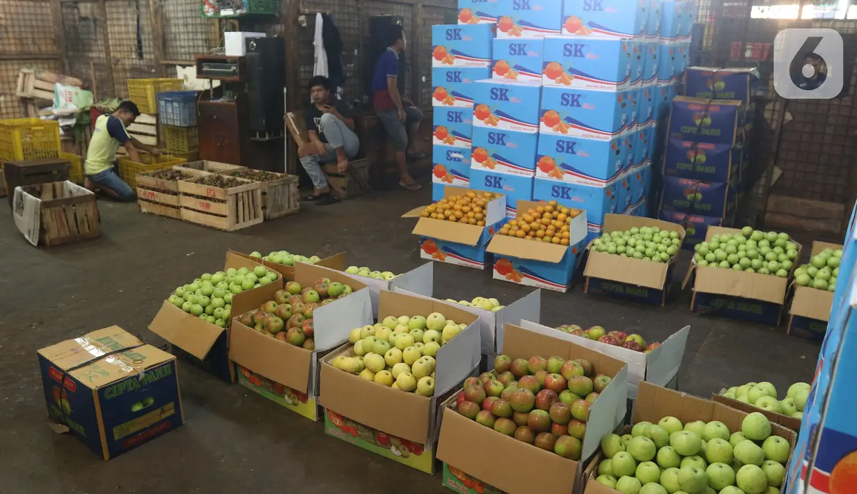 Aktivitas pedgang di pasar induk Kramat Jati, blok buah di Jakarta, Minggu (2/2/2020). Setidaknya ada lima buah-buahan tropis yang sejatinya diproduksi secara masif di dalam negeri, namun masih diimpor yang meliputi alpukat, durian, pisang, kelengkeng, dan kelapa muda. (Liputan6.com/Herman Zakharia)