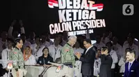 Calon Presiden-Calon Wakil Presiden nomor urut 01 Anies Baswedan dan Muhaimin Iskandar bersama Calon Presiden-Calon Wakil Presiden nomor urut 03 Ganjar Pranowo dan Mahfud MD sesaat sebelum debat ketiga Pilpres 2024, Minggu (7/1/2024). (Liputan6.com/Faizal Fanani)