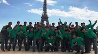 Timnas Indonesia U-19 mengunjungi Menara Eiffel begitu tiba di Paris, Prancis, Sabtu (27/5/2017). (PSSI)