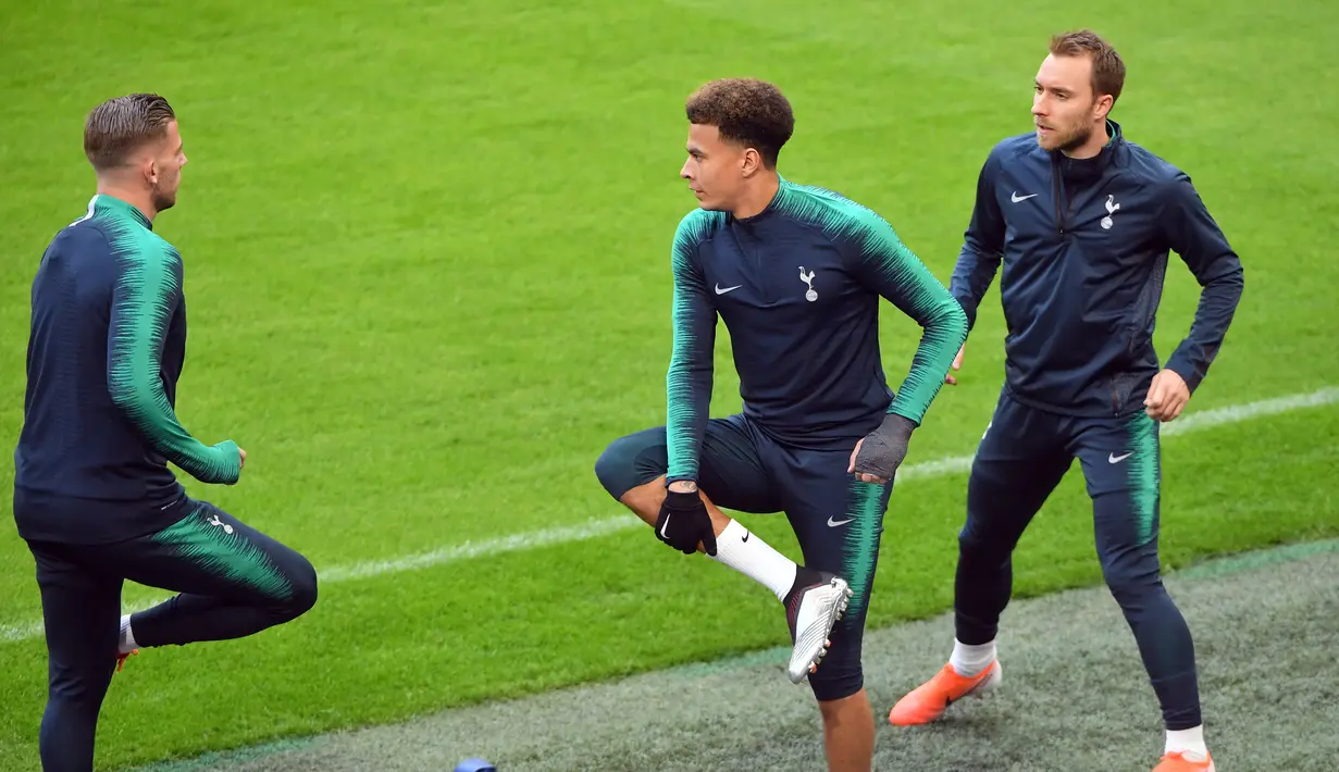 Pemain Tottenham Hotspur, Dele Alli, Christian Eriksen dan Toby Alderweireld melakukan pemanasasn selama sesi latihan tim di Amsterdam, Belanda  (7/5/2019). Pada leg pertama Tottenham takluk 0-1 atas Ajax di Tottenham Hotspur Stadium. (AFP Photo/Emmanuel Dunand)