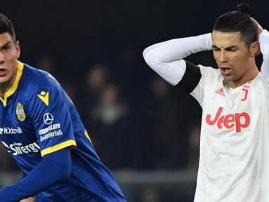 Striker Juventus, Cristiano Ronaldo, tampak kecewa usai gagal mencetak gol ke gawang Hellas Verona pada laga Serie A di Stadion Marc'Antonio Bentegodi, Sabtu (8/2/2020). Juventus kalah 1-2 dari Hellas Verona. (AFP/Marco Bertorello)