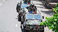 Personel militer terlihat berpatroli di ibukota dan daerah-daerah lain. (Munir UZ ZAMAN/AFP)