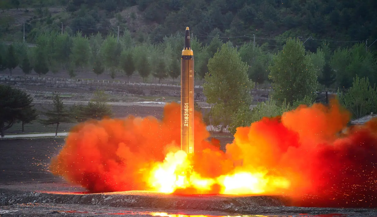 Rudal ballistik jarak jauh Hwasong-12 (Mars-12) diluncurkan saat uji coba di Korea Utara, Selasa (15/5). Rudal Hwansong-12 mampu mencapai ketinggian 2.000km dan menempuh jarak sekitar 700km. (AFP/KCNA)