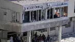 Orang-orang berkumpul di pintu masuk Rumah Sakit Jabal Amel yang rusak, setelah serangan udara Israel pada Senin (1/6) yang menghantam gedung di dekatnya, di kota pelabuhan selatan Tyre, Lebanon, Selasa 2 Juni 2026. (AP Photo/Mohammed Zaatari)