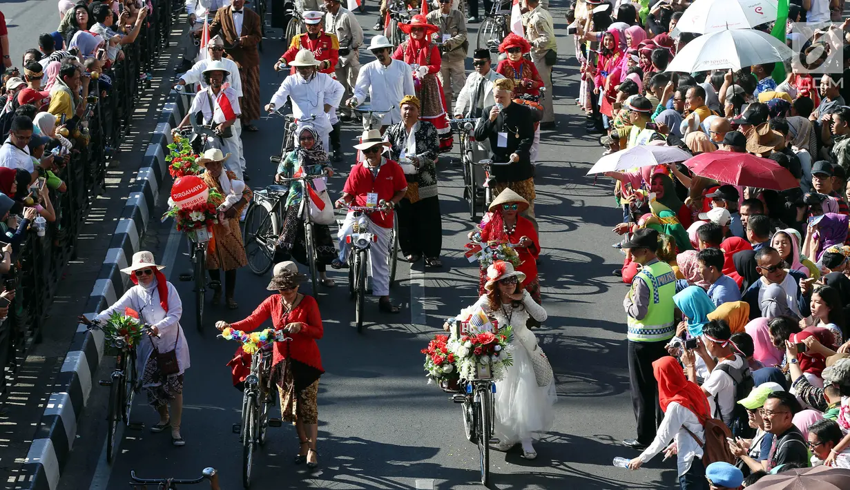 Peserta mengikuti parade Karnaval Kemerdekaan Pesona Parahyangan dalam rangka puncak peringatan HUT Kemerdekaan ke-72 Republik Indonesia di Bandung, Sabtu (26/8). Karnaval mengusung tema "Nyalakan Api Semangat Kerja Bersama". (Liputan6.com/Johan Tallo)