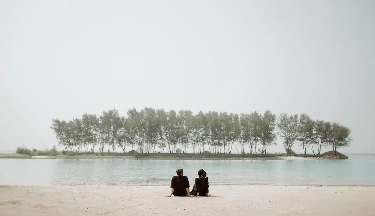 Sedangkan Egy tampil gentleman dengan kemeja lengan pendek dan celana panjang yang sama-sama berwarna hitam. [Foto: Instagram/antzcreator]