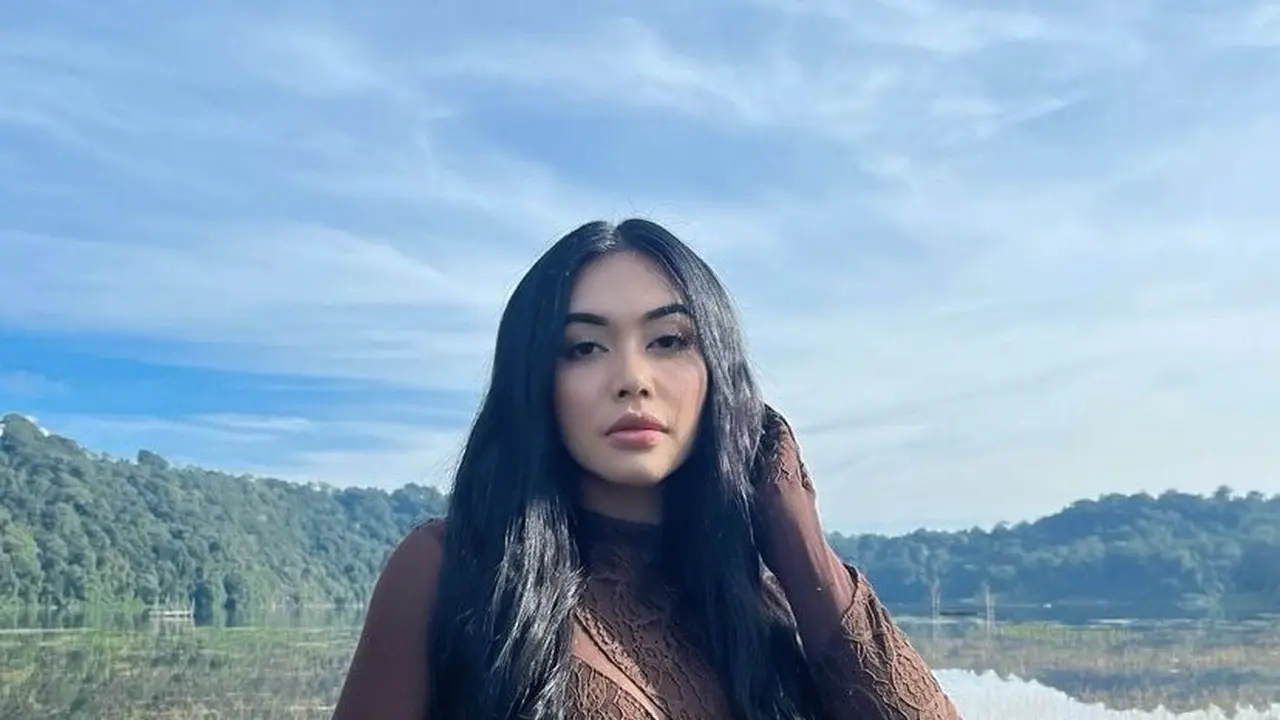 Tampilan Outfit Kompak Denada dan Sang Anak