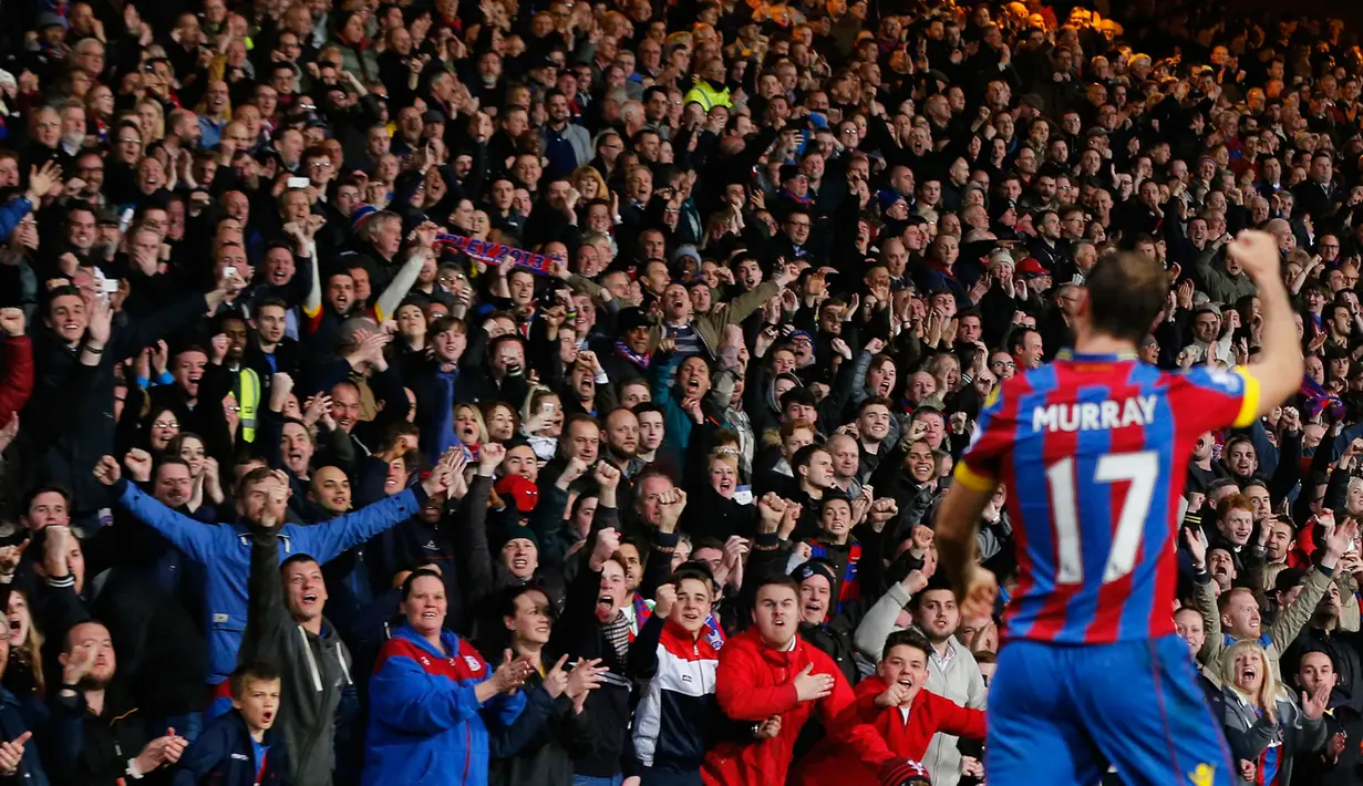 Penyerang Crystal Palace, Glenn Murray merayakan selebrasi usai mencetak gol ke gawang Manchester City saat Laga Liga Premier Inggris di Selhurst Park Stadium, Inggris ( 6/4/2015). Crystal Palace menang 2-1 atas Manchester City. (Reuters/Suzanne)