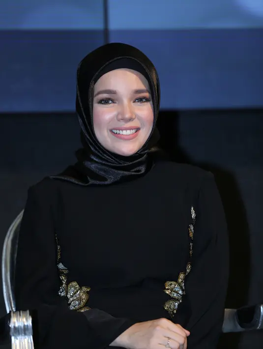 ‎"Pertama mainkan peran yang sudah dikenal banyak orang itu sulit. Kemudian dari segi script, konfliknya menarik. Kita senang karena sebagai pemain, yang dicari hal seperti ini," kata Dewi Sandra, Jumat (7/7/2017). (Adrian Putra/Bintang.com)