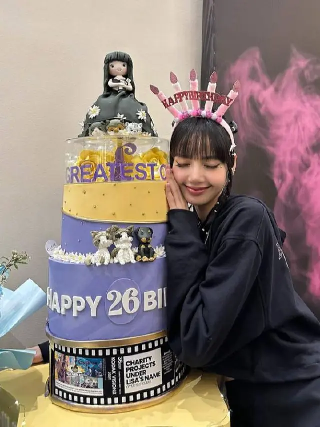 Potret Lisa Blackpink dengan kue ulang tahun