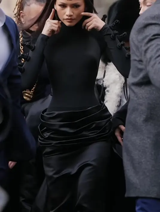 Mengimbangi penampilannya, Zendaya tampil dengan makeup natural mengenakan lipstik nude matte. Dengan akis tips on fleek dan bulu mata panjang. [@schiaparelli]