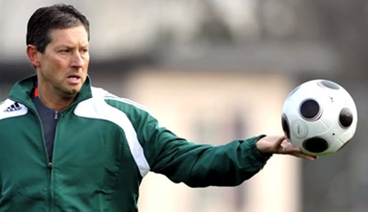 Euro 2008 football championships referee Frank de Bleeckere of Belgium takes part in a preparatory workshop for referees and assistant referees on April 17, 2008 in Regensdorf, near Zurich. AFP PHOTO / Fabrice Coffrini