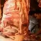 Andalkan sapi lokal, namun para pedagang kini mengaku kebingungan karena stok daging sapi lokal di Garut sudah menipis.
