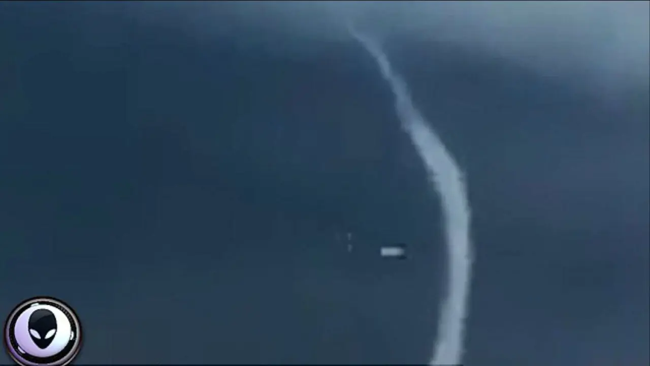 Penampakan diduga UFO menyedot air dari laut Mediterania di Aljazair. (Screen Grab)