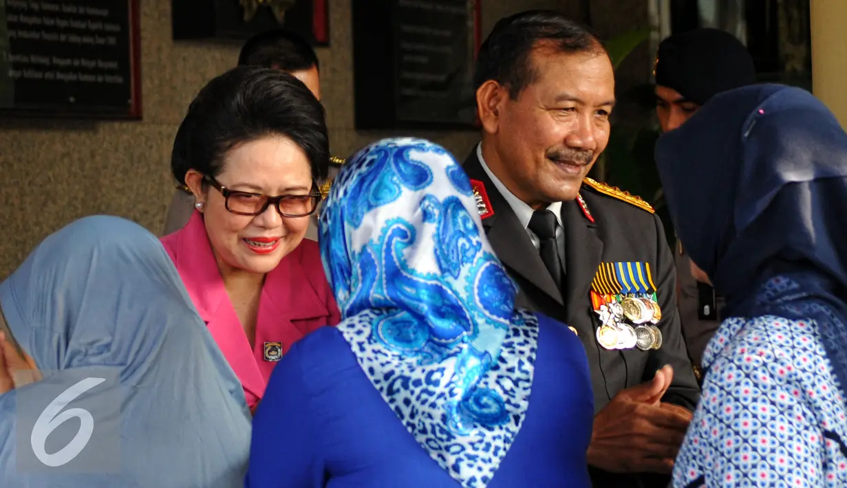 Kapolri Jenderal Badrodin Haiti bersama istri melakukan halal bihalal dengan staf dan anggota Polri di Mabes Polri, Jakarta, Rabu (22/7/2015). Turut hadir Kabareskrim Polri Komjen Pol. Budi Waseso dan petinggi Polri lainnya. (Liputan6.com/Yoppy Renato)
