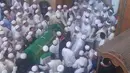 Tampak ribuan jamaah mengiringi jenazah Habib Selon ke tempat peristirahatan terakhir. Semasa hidupnya, Habib Selon pernah menjabat sebagai Ketua Tanfidzi DPD  Front Pembela Islam (FPI) DKI Jakarta. (via instagram/@rafli_alhaddad)