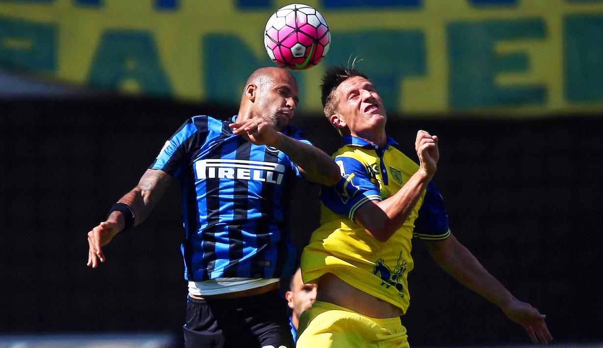 Duel antara pemain Inter, Felipe Melo, dan pemain Chievo, Valter Birsa, dalam lanjutan Serie A Italia di Stadion Marc Antonio Bentegodi, Verona, Minggu (20/9/2015). (EPA/Filippo Venezia)