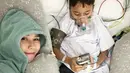 Harus menjaga sang putra, Kia bahkan rela tidur berdua dengan sang anak di ruang ICU. Dirinya juga begitu memperhatikan perkembangan sang putra saat berada di ruang ICU. (Liputan6.com/IG/@zaskiadyamecca)