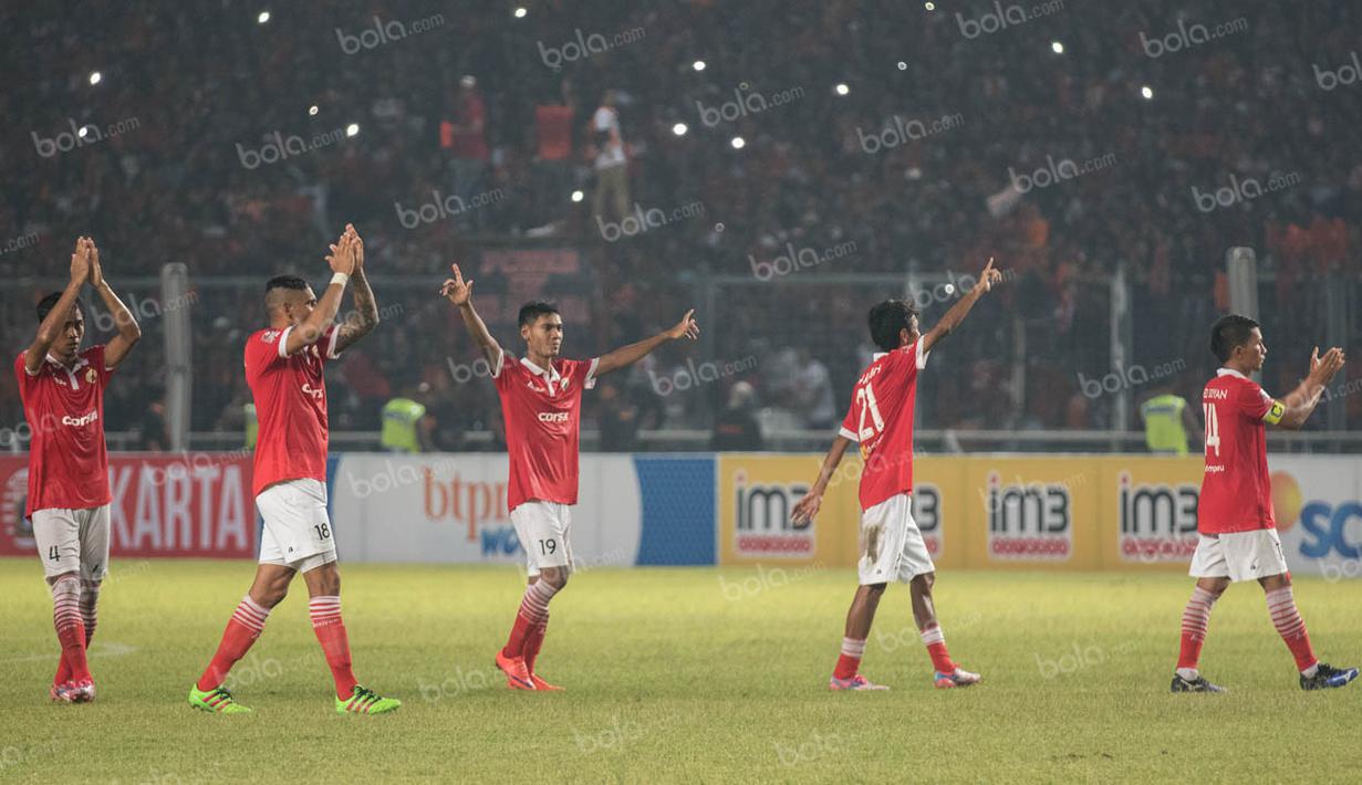 Para pemain Persija menyapa suporter usai menaklukan Persela 2-1 pada laga Torabika Soccer Championship 2016 di SUGBK, Jakarta, Jumat (13/5/2016). (Bola.com/Vitalis Yogi Trisna)