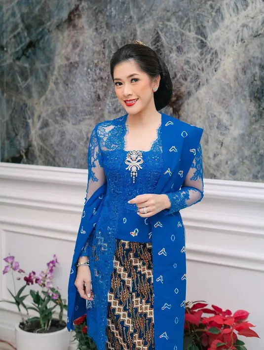 Kali ini, Aliya mengenakan kebaya model kutubaru warna biru yang dilengkapi stagen dan selendang jumputan warna senada. [@ruby_26]