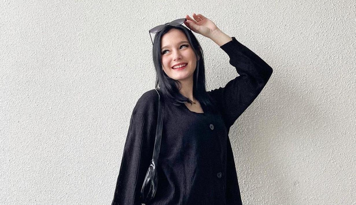 Kenakan outfit warna hitam, penampilan Yasmine Ow tampak elegen. Mulai dari kaus sampai dress, membuat Yasmine Ow makin cantik dan memesona. Dari sebelum menikah hingga kini tengah mengandung anak pertama, pesona artis kelahiran 2 Mei 2001 ini tidak luntur, sebaliknya, selalu memancarkan pesonanya. (Liputan6.com/IG/@yxsmine.ow)