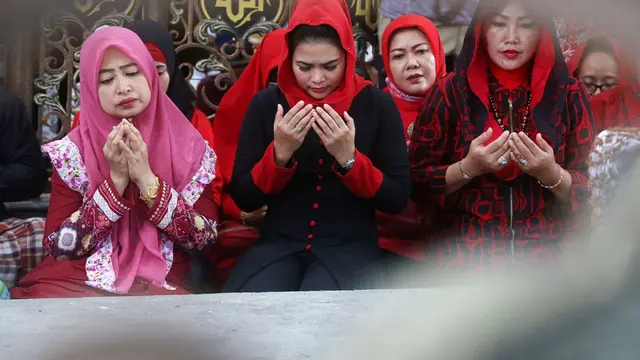 Puti Guntur Soekarno ziarah ke makam Syaichona Cholil di Bangkalan