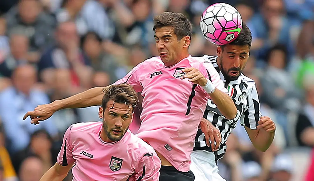 Gelandang Juventus, Sami Khedira, duel udara dengan penyerang Palermo, Franco Vazquez, pada laga Serie A di Stadion Juventus, Turin, Minggu (17/4/2016). Pesta gol Juve dimulai pada menit ke-10 melalui gol Khedira. (AFP/Marco Bertorello)