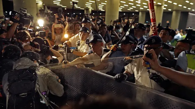 Tolak RUU Ekstradisi, Pengunjuk Rasa di Hong Kong Bentrok dengan Polisi
