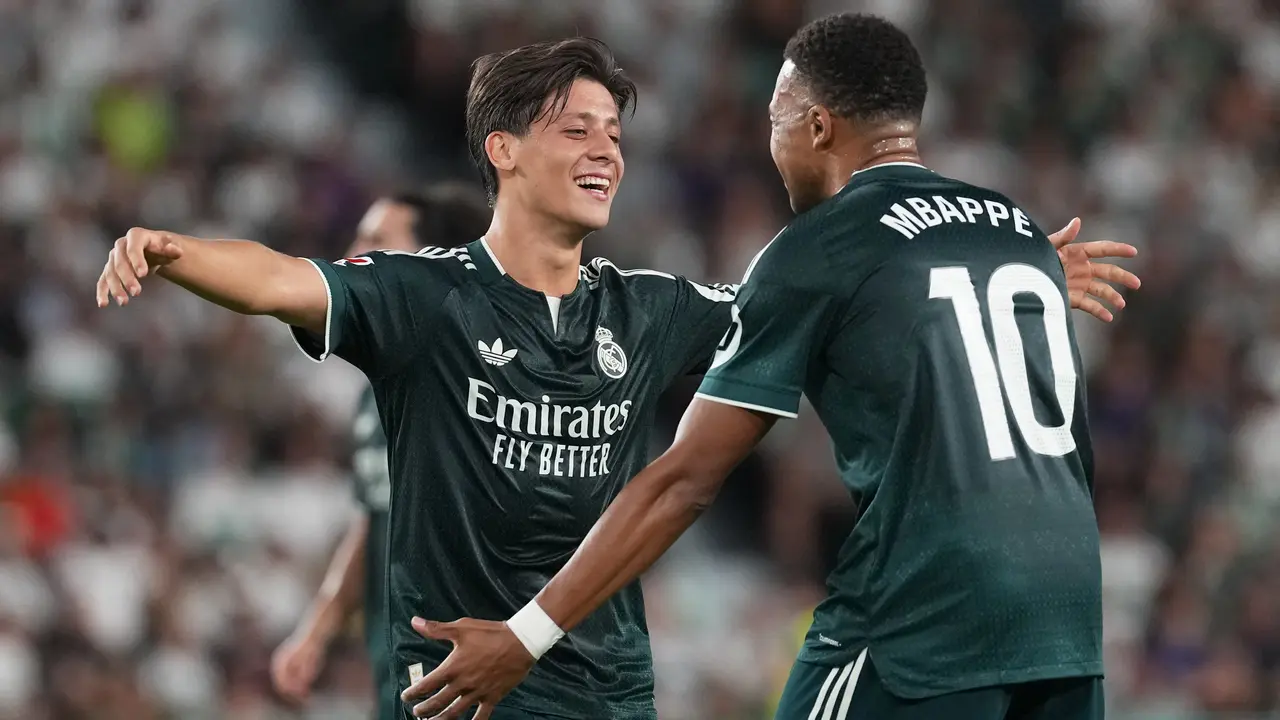 Pemain Real Madrid Arda Guler (kiri) merayakan gol bersama rekan setimnya Kylian Mbappe