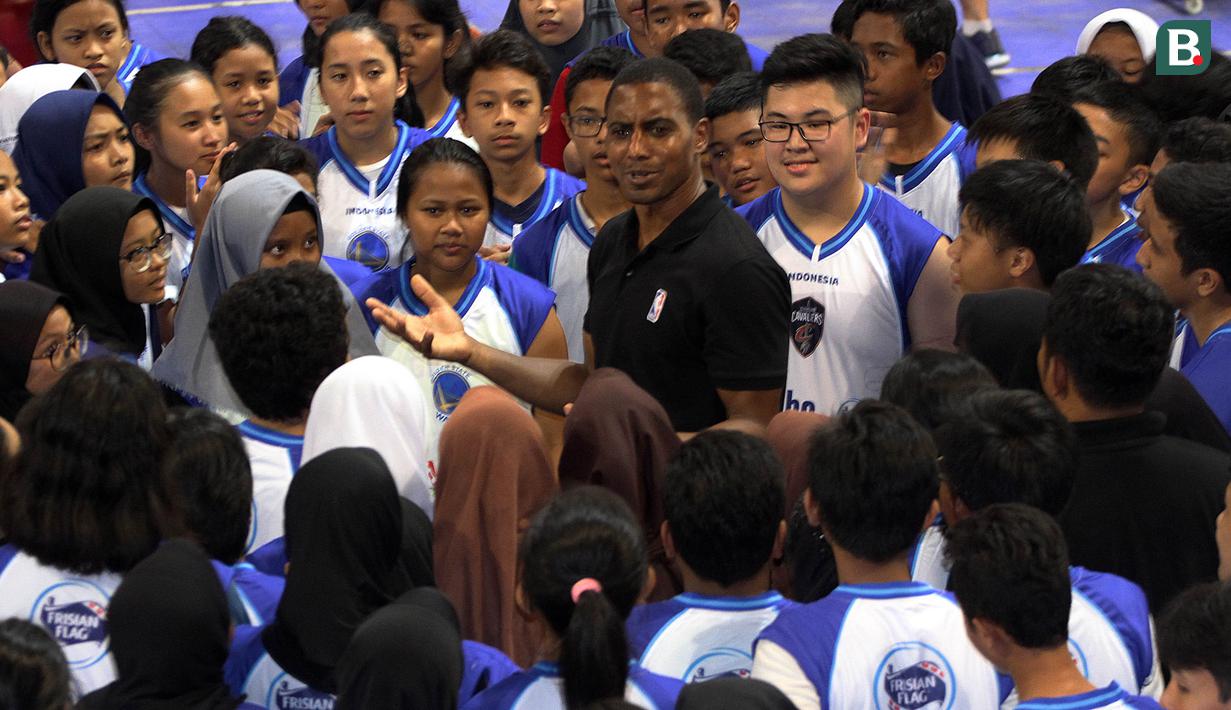 Sejumlah anak mendapatkan arahan saat mengikuti pelatihan basket oleh Jr NBA di Cilandak Sports Center, Jakarta, Sabtu (24/3/2018). Jr NBA program pembinaan global memperkenalkan basket kepada anak-anak. (Bola.com/Asprilla Dwi Adha)