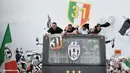 Para pendukung Juventus merayakan keberhasilan Juventus meraih Scudtto gelar Serie A musim 2012/2013 setelah mengalahkan Palermo 1-0, di Turin, Minggu, 5 Mei, 2013.