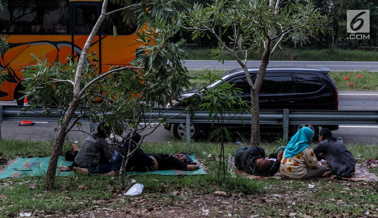 Sejumlah pemudik menggelar tikar untuk beristirahat di halaman rest area Tol Timur - Palimanan - Kanci,  Cirebon, Jawa Barat, Sabtu (1/7). (Liputan6.com/Faizal Fanani)
