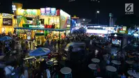 Sejumlah pengunjung melihat-lihat berbagai stan yang berpameran di Jakarta Fair atau Pekan Raya Jakarta 2019 di JIExpo Kemayoran, Jumat (7/6/2019). Tahun ini, Jakarta Fair 2019, digelar bertepatan dengan perayaan idul fitri untuk seluruh umat Islam. (merdeka.com/Imam Buhori)