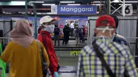 Calon penumpang menanti KRL di Stasiun Manggarai, Jakarta, Senin (13/4/2020). Seiring dengan pemberlakuan PSBB di DKI Jakarta, PT KCI membatasi operasional KRL dari pukul 06.00 WIB hingga 18.00 WIB dengan jumlah penumpang 60 orang di setiap gerbongnya. (Liputan6.com/Helmi Fithriansyah)