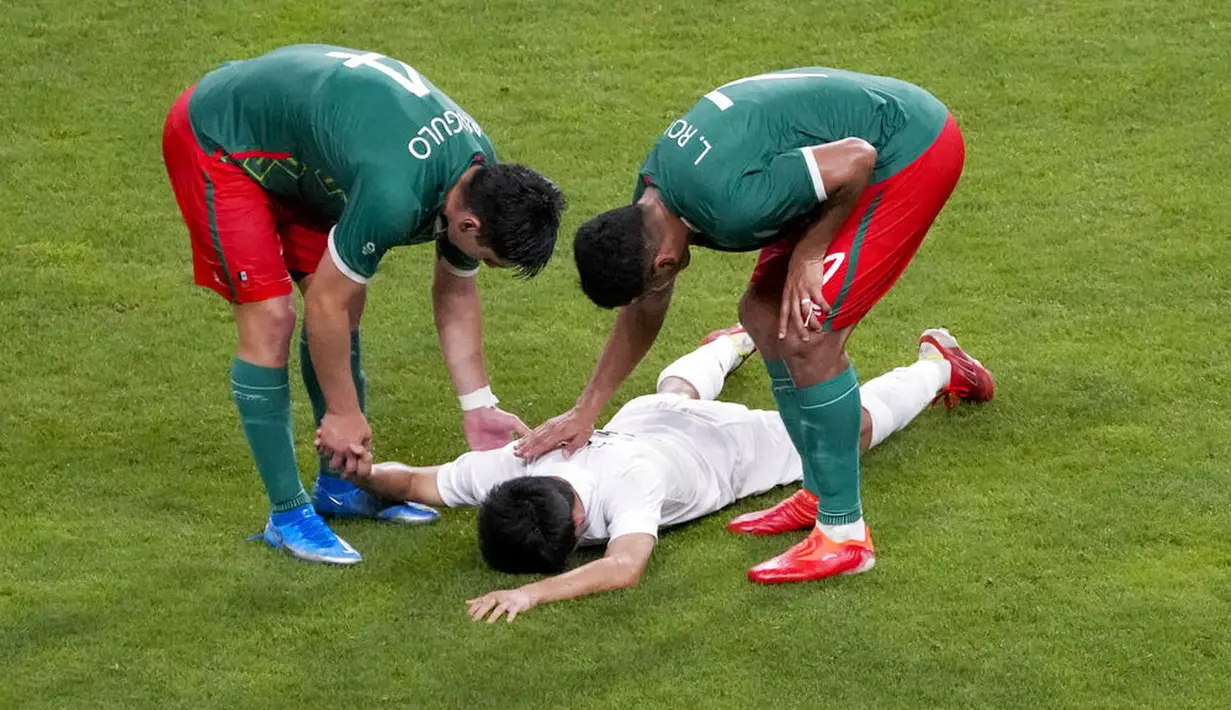 Dalam pertandingan yang berlangsung di Stadion Saitama, tuan rumah Jepang harus mengakui keunggulan Meksiko dengan skor 1-3. (Foto: AP/Gregorio Borgia)